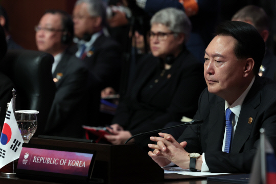 윤석열 대통령이 7일(현지시간) 인도네시아 자카르타 컨벤션 센터(JCC)에서 열린 동아시아 정상회의(EAS)에 참석하고 있다. 연합뉴스